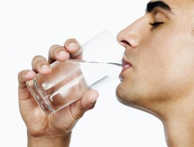ما الأعراض التي تشير إلى أنك تشرب القليل من الماء؟